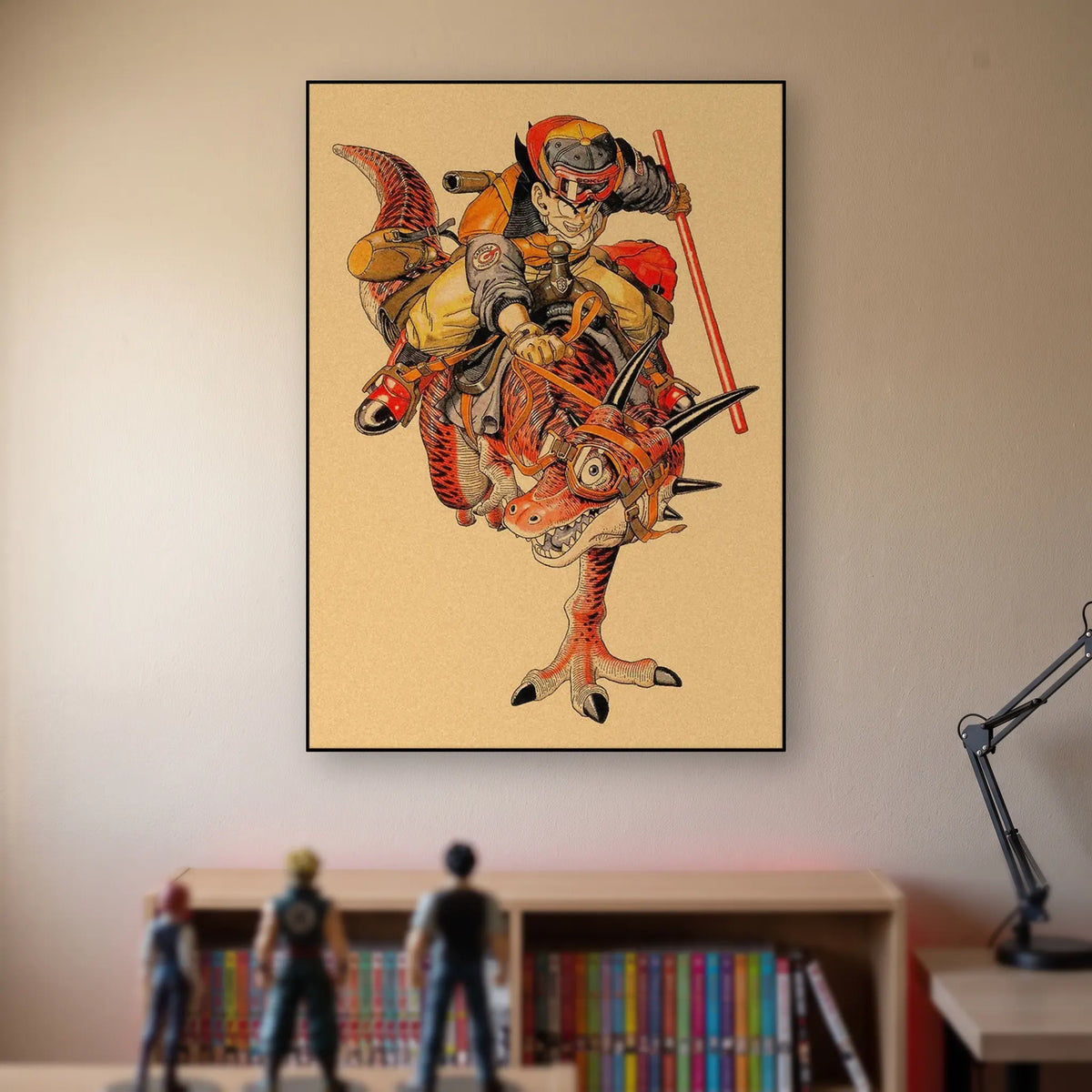 Poster Dragon Ball Illustration d'Akira Toriyama — le cavalier et sa monture, accroché sans cadre sur le mur beige d'une chambre, au-dessus d'une étagère de tomes de manga et de figurines