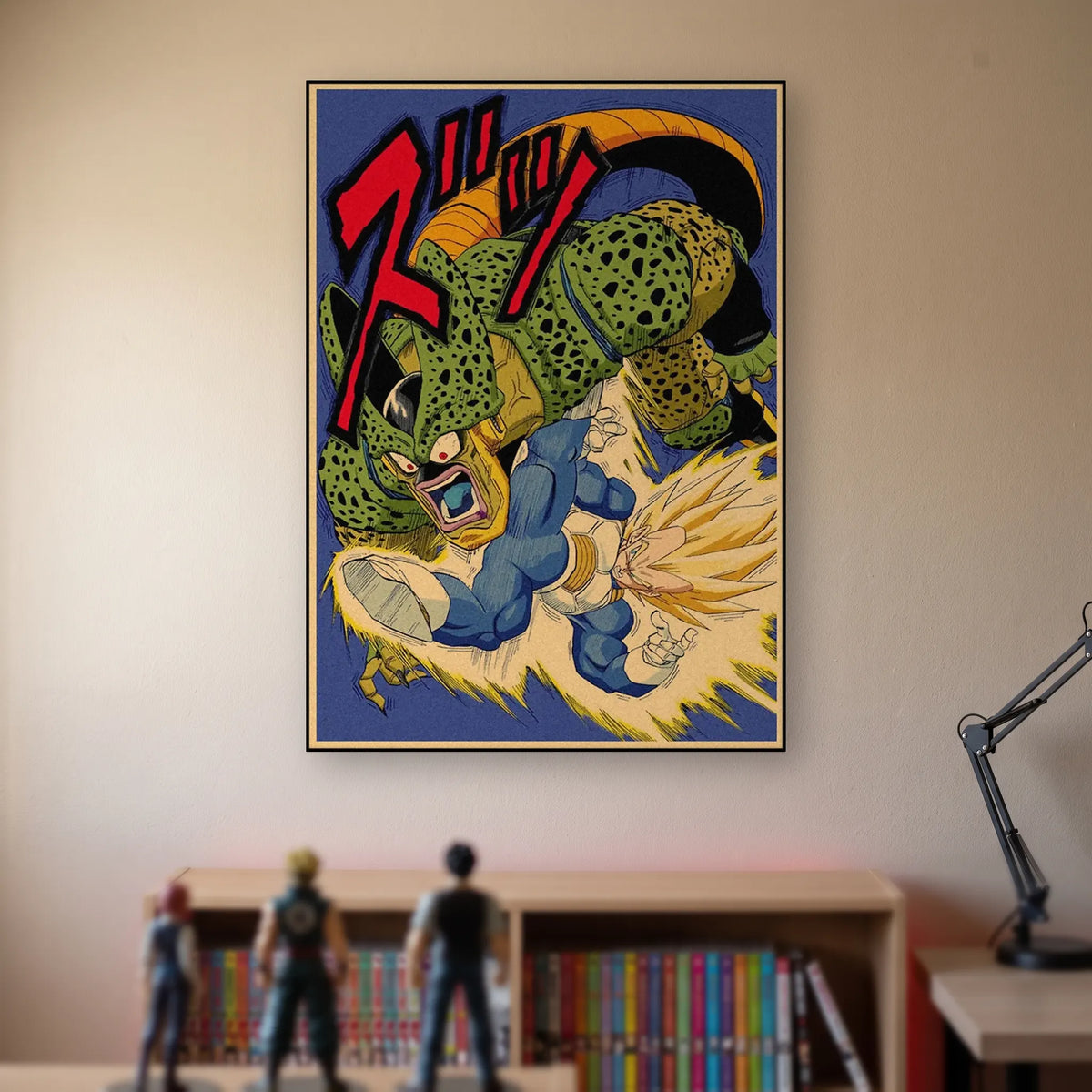Poster Dragon Ball Cell, Vegeta — Cell contre Vegeta, accroché sans cadre sur le mur beige d'une chambre, au-dessus d'une étagère de tomes de manga et de figurines