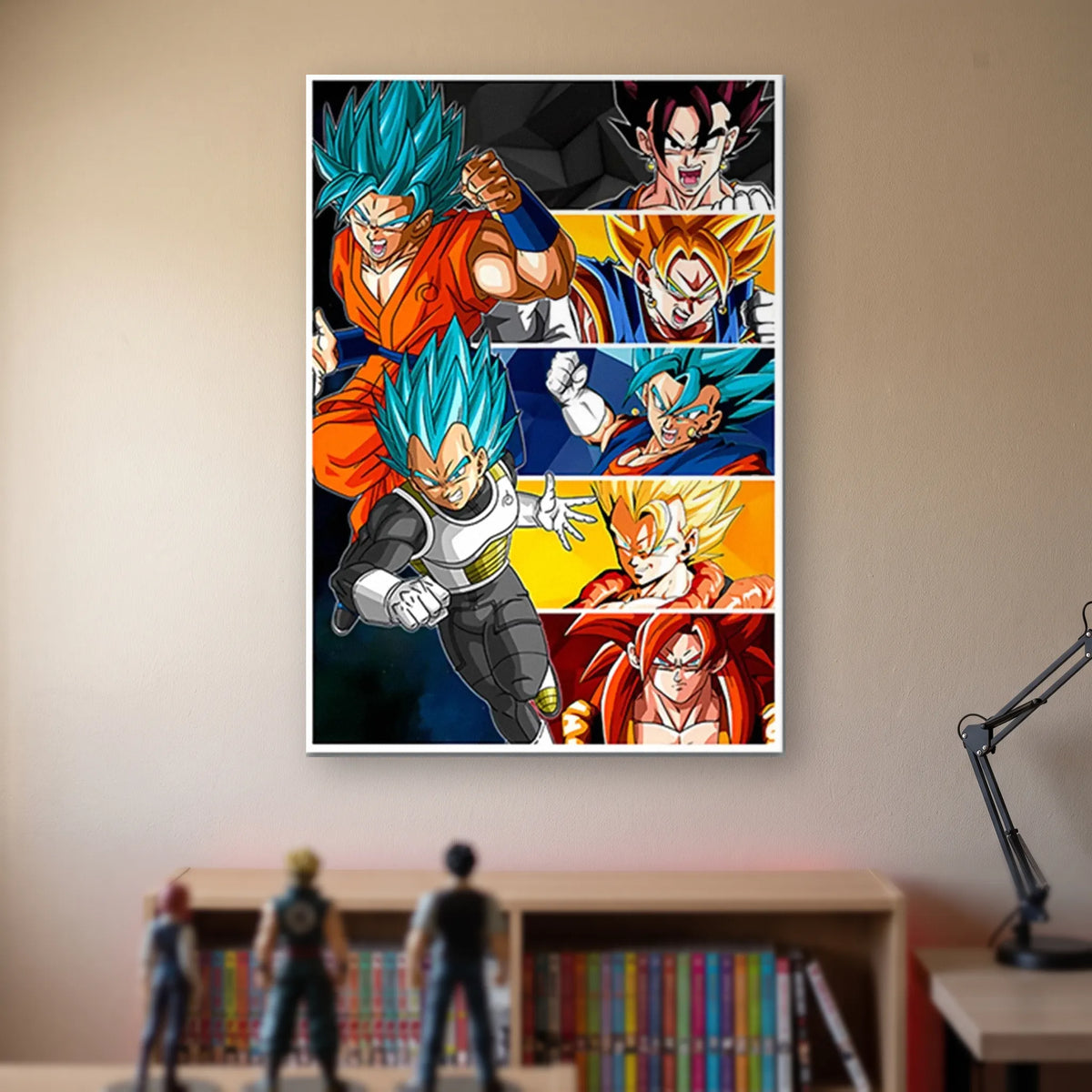 Poster Dragon Ball Goku, Vegeta, Gogeta — collage des fusions, accroché sans cadre sur le mur beige d'une chambre, au-dessus d'une étagère de tomes de manga et de figurines