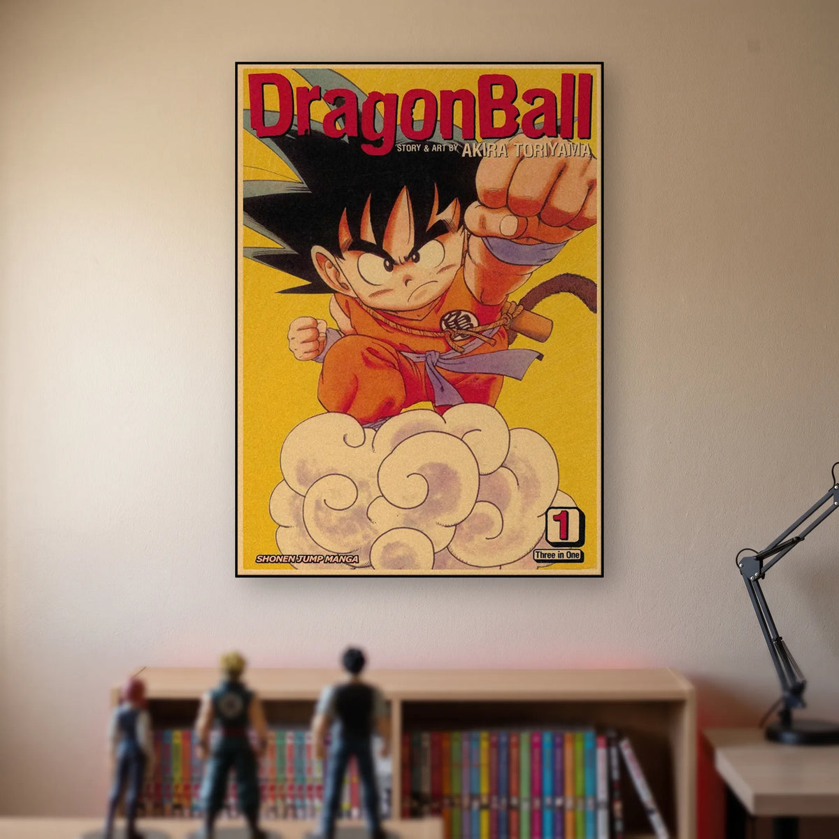 Poster Dragon Ball Son Goku enfant — couverture du tome 1, accroché sans cadre sur le mur beige d'une chambre, au-dessus d'une étagère de tomes de manga et de figurines