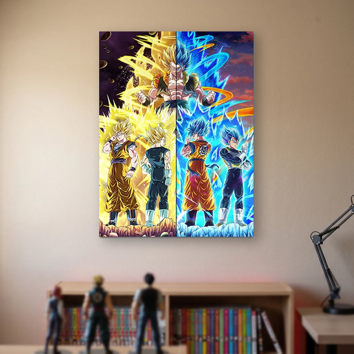 Poster Dragon Ball Goku, Vegeta, Gogeta — diptyque or et bleu, accroché sans cadre sur le mur beige d'une chambre, au-dessus d'une étagère de tomes de manga et de figurines