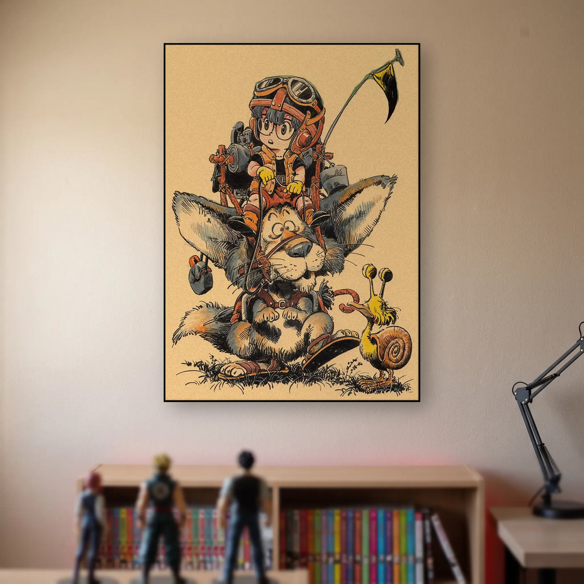 Poster Dragon Ball Illustration d'Akira Toriyama — l'enfant et le chien, accroché sans cadre sur le mur beige d'une chambre, au-dessus d'une étagère de tomes de manga et de figurines