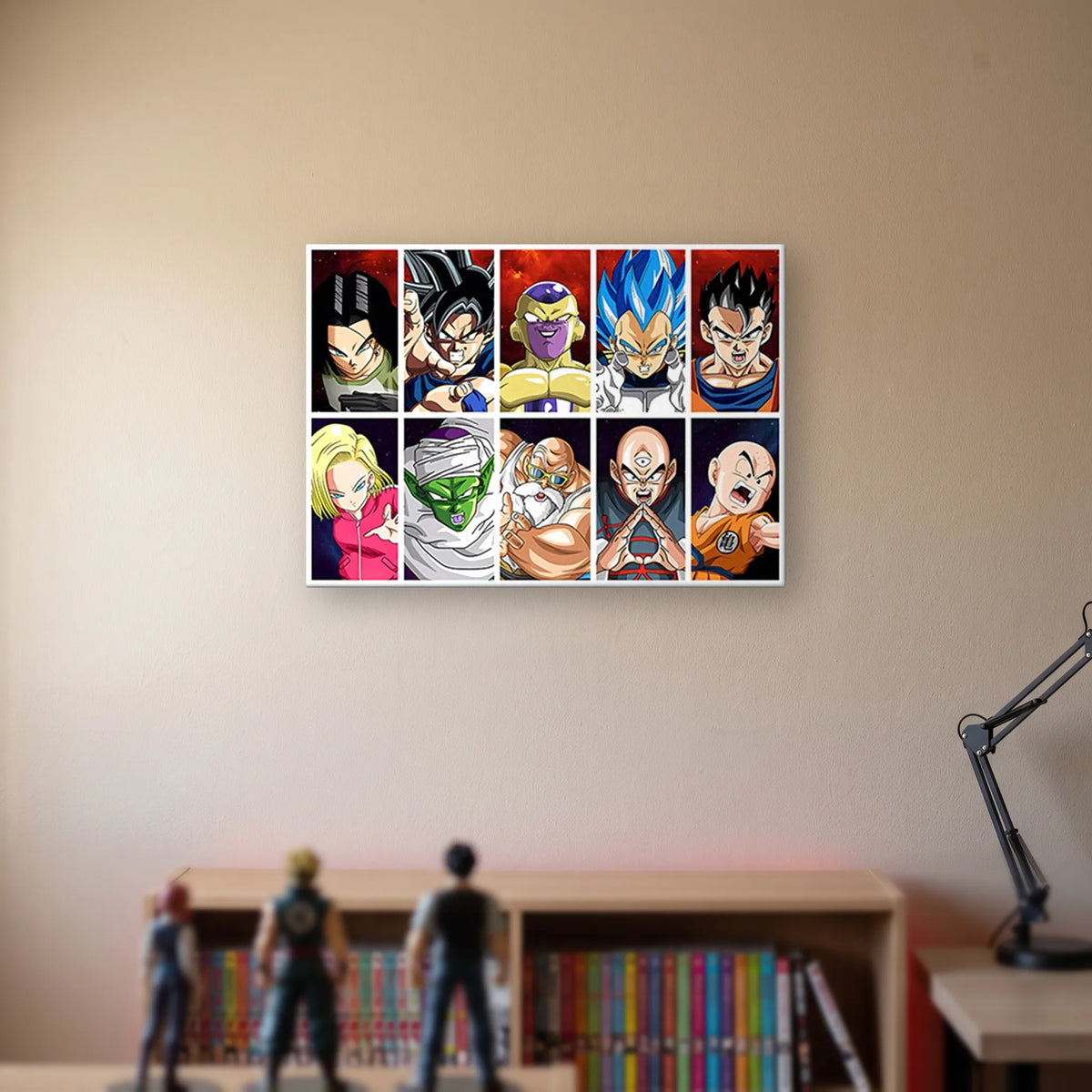 Poster Dragon Ball L'équipe de l'univers 7 — dix portraits, format paysage, accroché sans cadre sur le mur beige d'une chambre, au-dessus d'une étagère de tomes de manga et de figurines