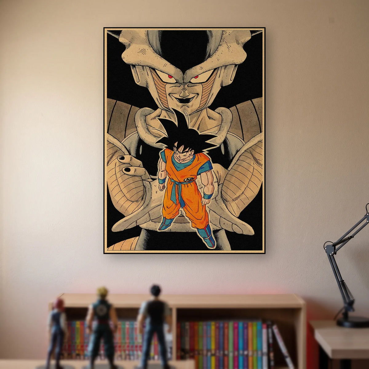 Poster Dragon Ball Freezer, Goku — Freezer en surplomb, accroché sans cadre sur le mur beige d'une chambre, au-dessus d'une étagère de tomes de manga et de figurines