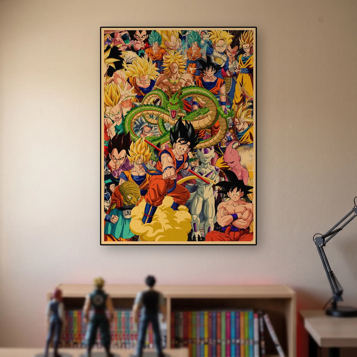 Poster Dragon Ball Tout le casting, Shenron — fresque au dragon, accroché sans cadre sur le mur beige d'une chambre, au-dessus d'une étagère de tomes de manga et de figurines