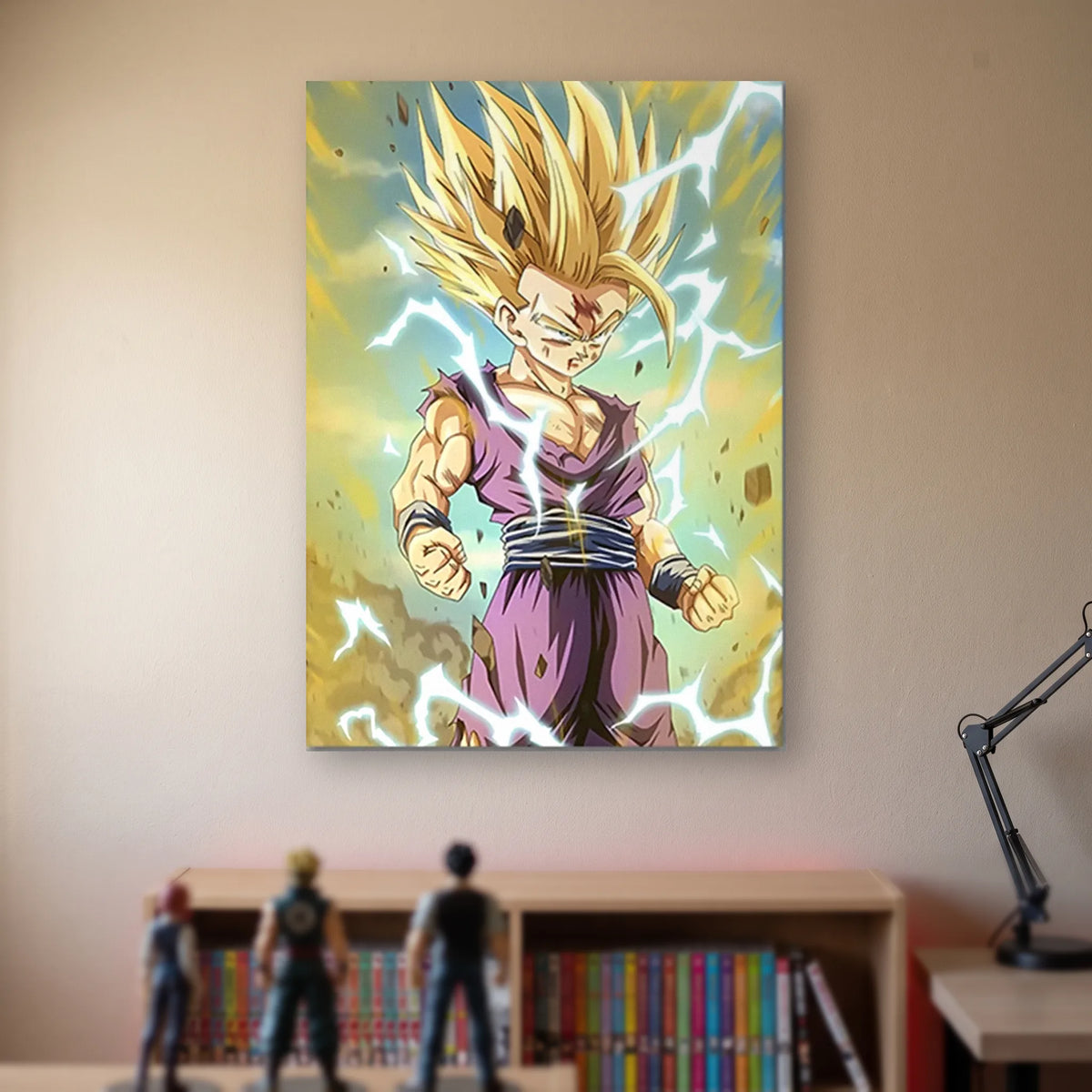 Poster Dragon Ball Son Gohan — cadrage serré, ciel pâle, accroché sans cadre sur le mur beige d'une chambre, au-dessus d'une étagère de tomes de manga et de figurines