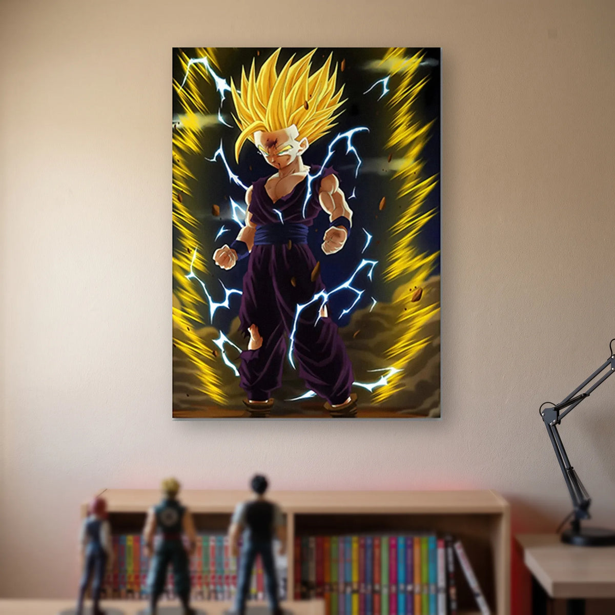 Poster Dragon Ball Son Gohan — aura jaune, éclairs bleus, accroché sans cadre sur le mur beige d'une chambre, au-dessus d'une étagère de tomes de manga et de figurines
