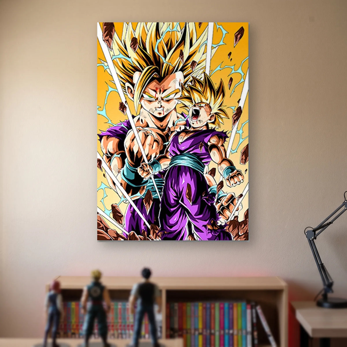 Poster Dragon Ball Son Gohan, Son Goku — père et fils sur fond orange, accroché sans cadre sur le mur beige d'une chambre, au-dessus d'une étagère de tomes de manga et de figurines