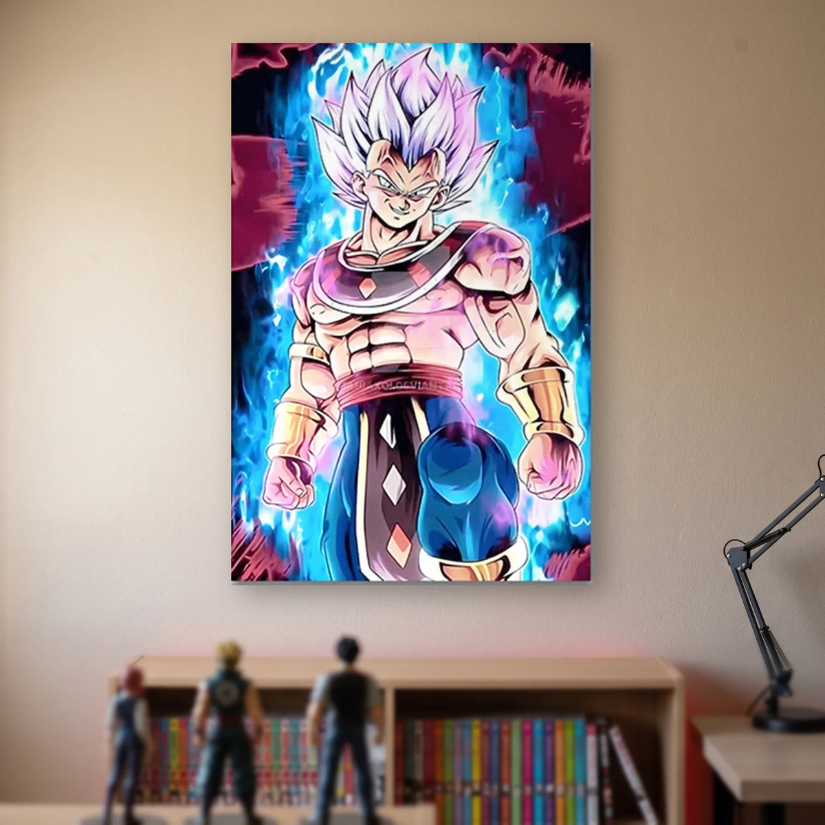 Poster Dragon Ball Son Gohan — forme Beast, accroché sans cadre sur le mur beige d'une chambre, au-dessus d'une étagère de tomes de manga et de figurines