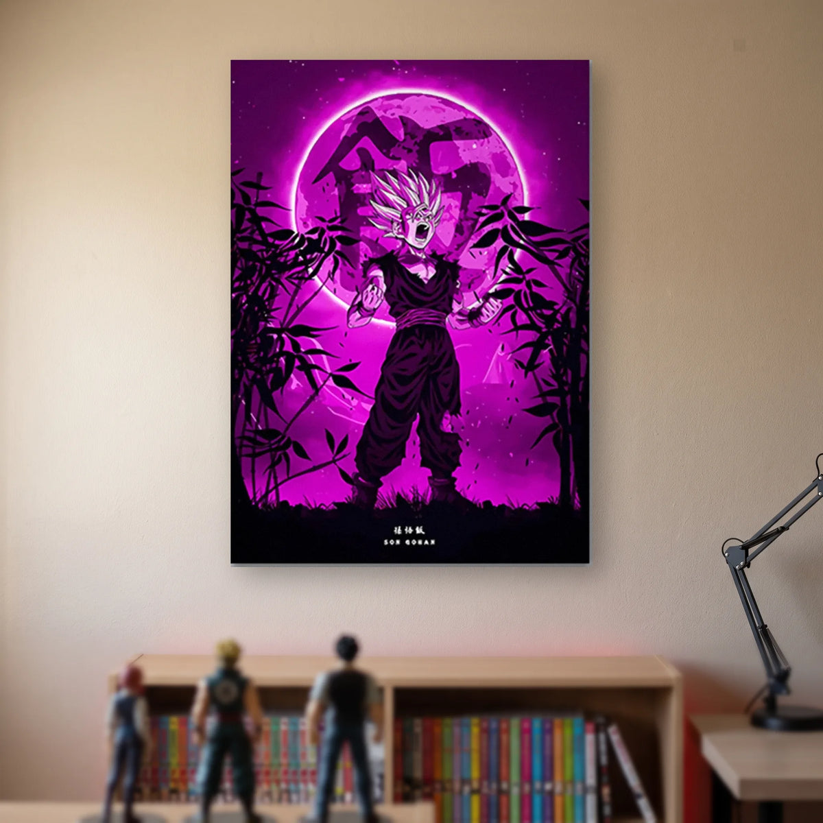 Poster Dragon Ball Son Gohan — silhouette sur lune violette, accroché sans cadre sur le mur beige d'une chambre, au-dessus d'une étagère de tomes de manga et de figurines