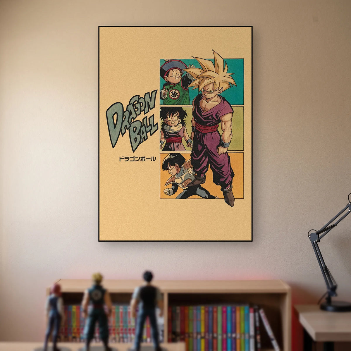 Poster Dragon Ball Son Gohan — en cases, fond kraft, accroché sans cadre sur le mur beige d'une chambre, au-dessus d'une étagère de tomes de manga et de figurines