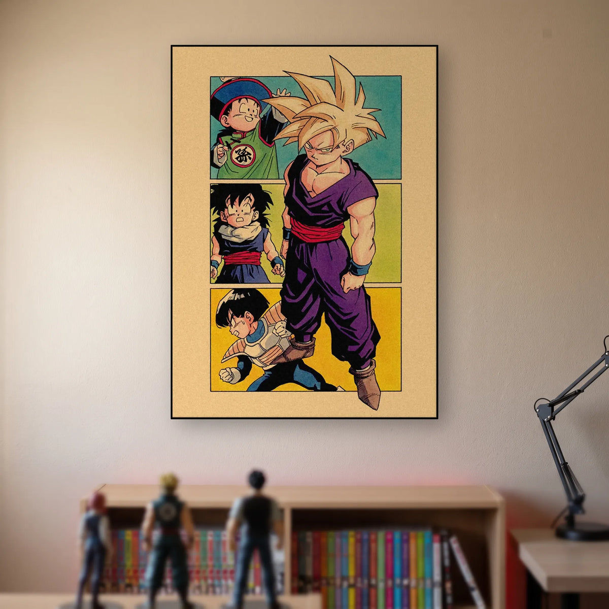 Poster Dragon Ball Son Gohan — vignettes colorées, accroché sans cadre sur le mur beige d'une chambre, au-dessus d'une étagère de tomes de manga et de figurines