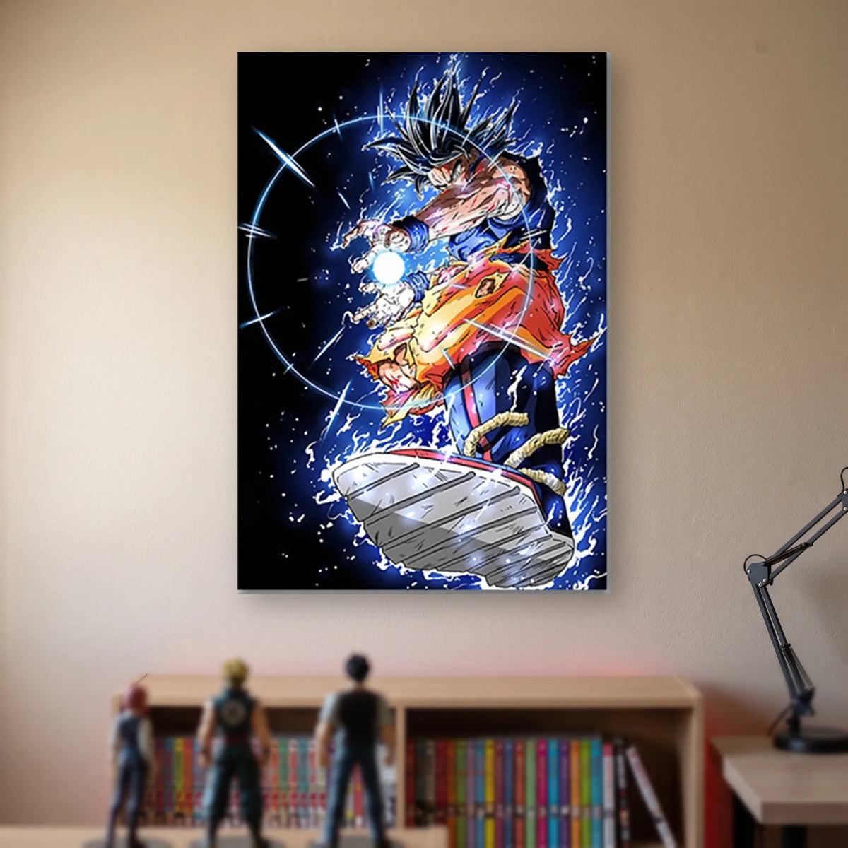 Poster Dragon Ball Son Goku — bâton magique et nuage, accroché sans cadre sur le mur beige d'une chambre, au-dessus d'une étagère de tomes de manga et de figurines