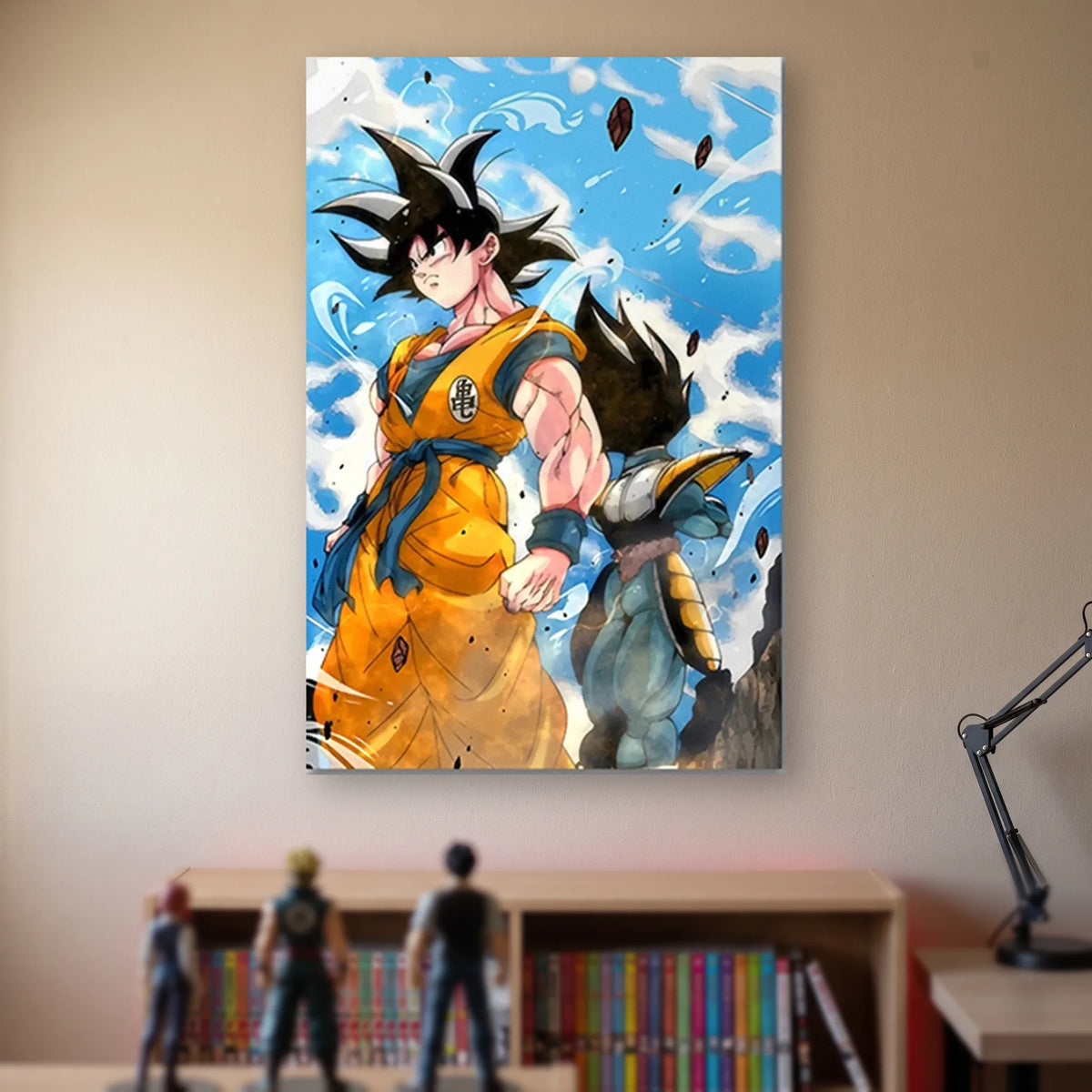 Poster Dragon Ball Son Goku, Vegeta — dos à dos, ciel bleu, accroché sans cadre sur le mur beige d'une chambre, au-dessus d'une étagère de tomes de manga et de figurines