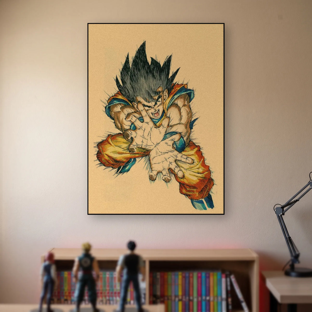 Poster Dragon Ball Son Goku — aux crayons de couleur, accroché sans cadre sur le mur beige d'une chambre, au-dessus d'une étagère de tomes de manga et de figurines