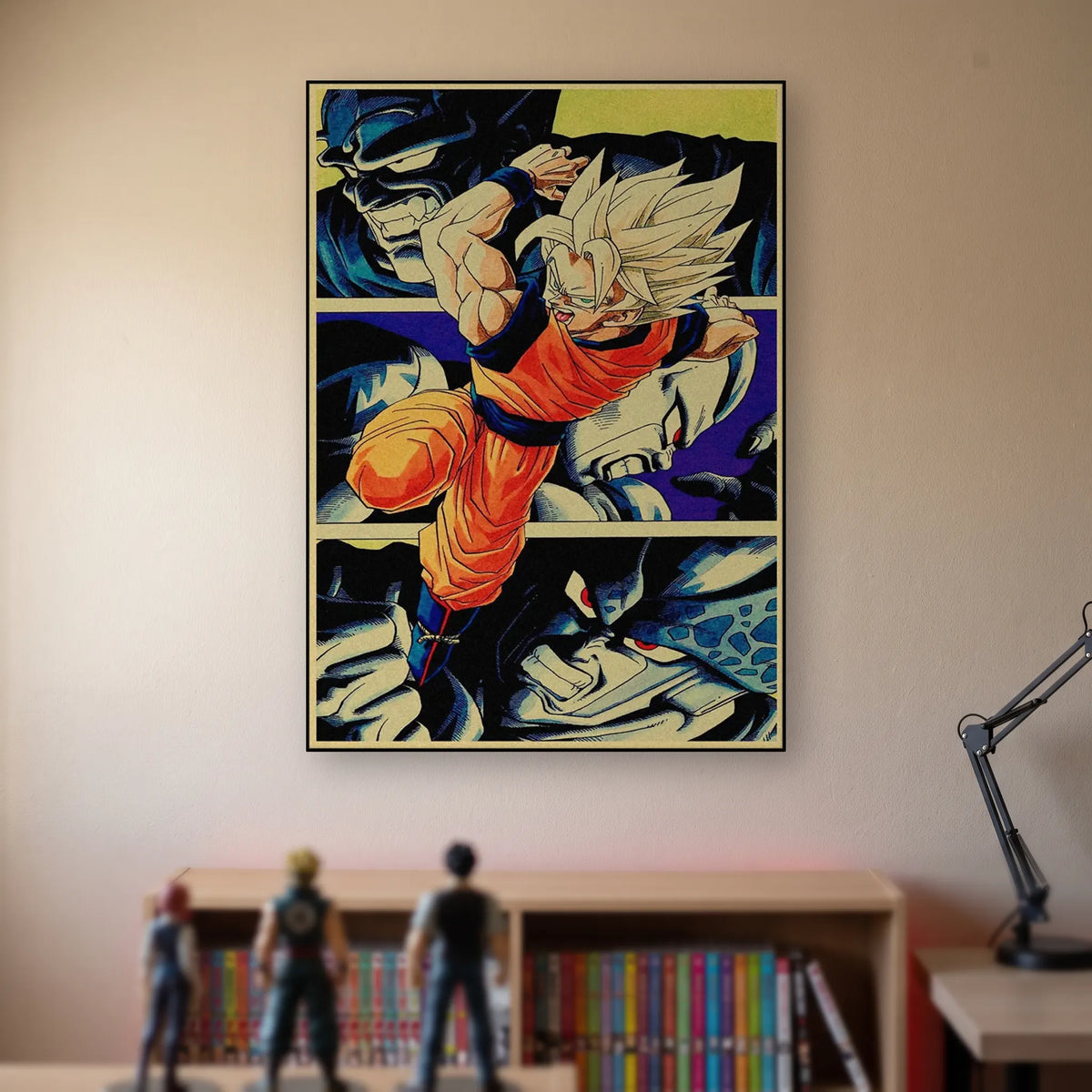 Poster Dragon Ball Son Goku, Cell — planche en cases, accroché sans cadre sur le mur beige d'une chambre, au-dessus d'une étagère de tomes de manga et de figurines