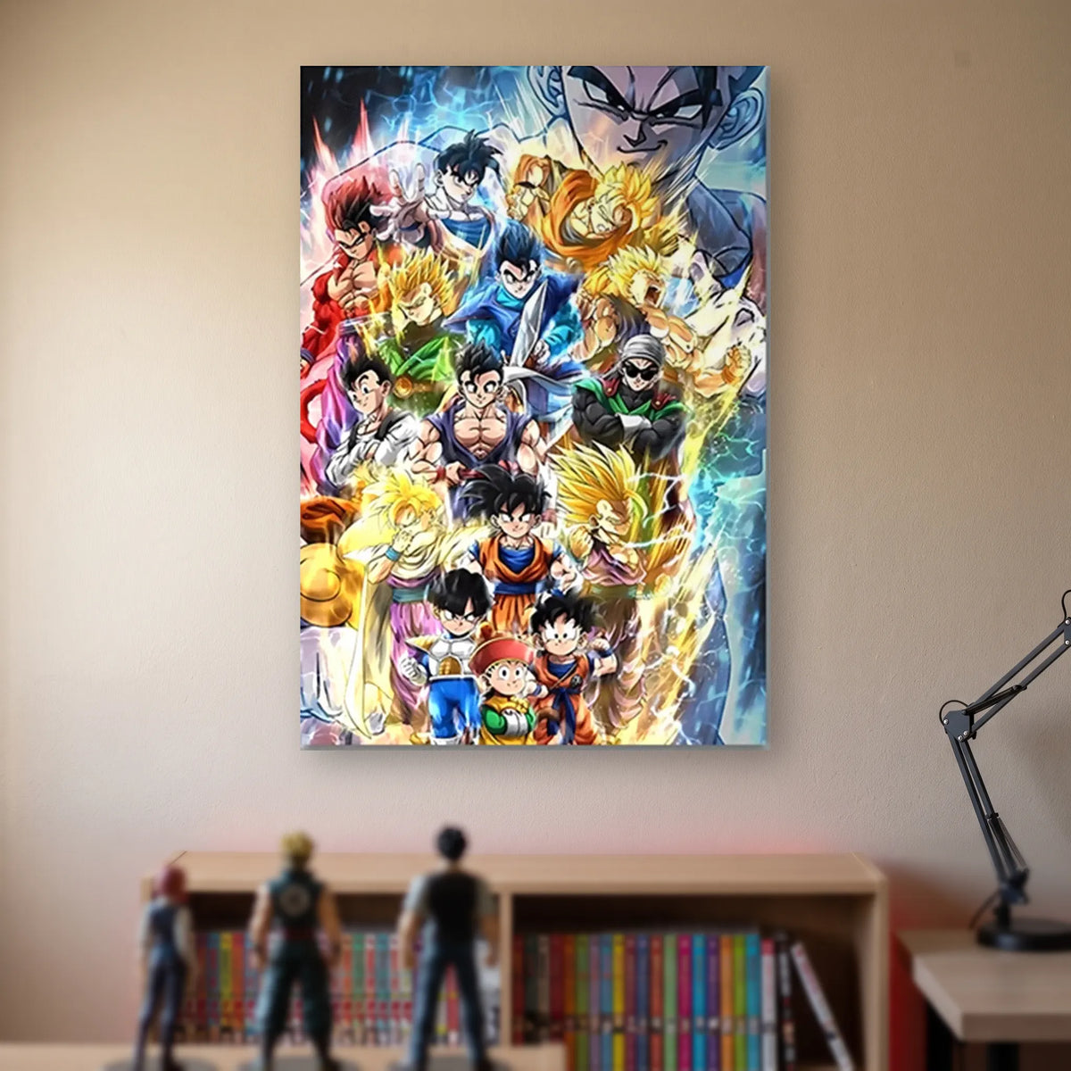 Poster Dragon Ball Goku, Gohan, Jiren — fresque verticale, accroché sans cadre sur le mur beige d'une chambre, au-dessus d'une étagère de tomes de manga et de figurines