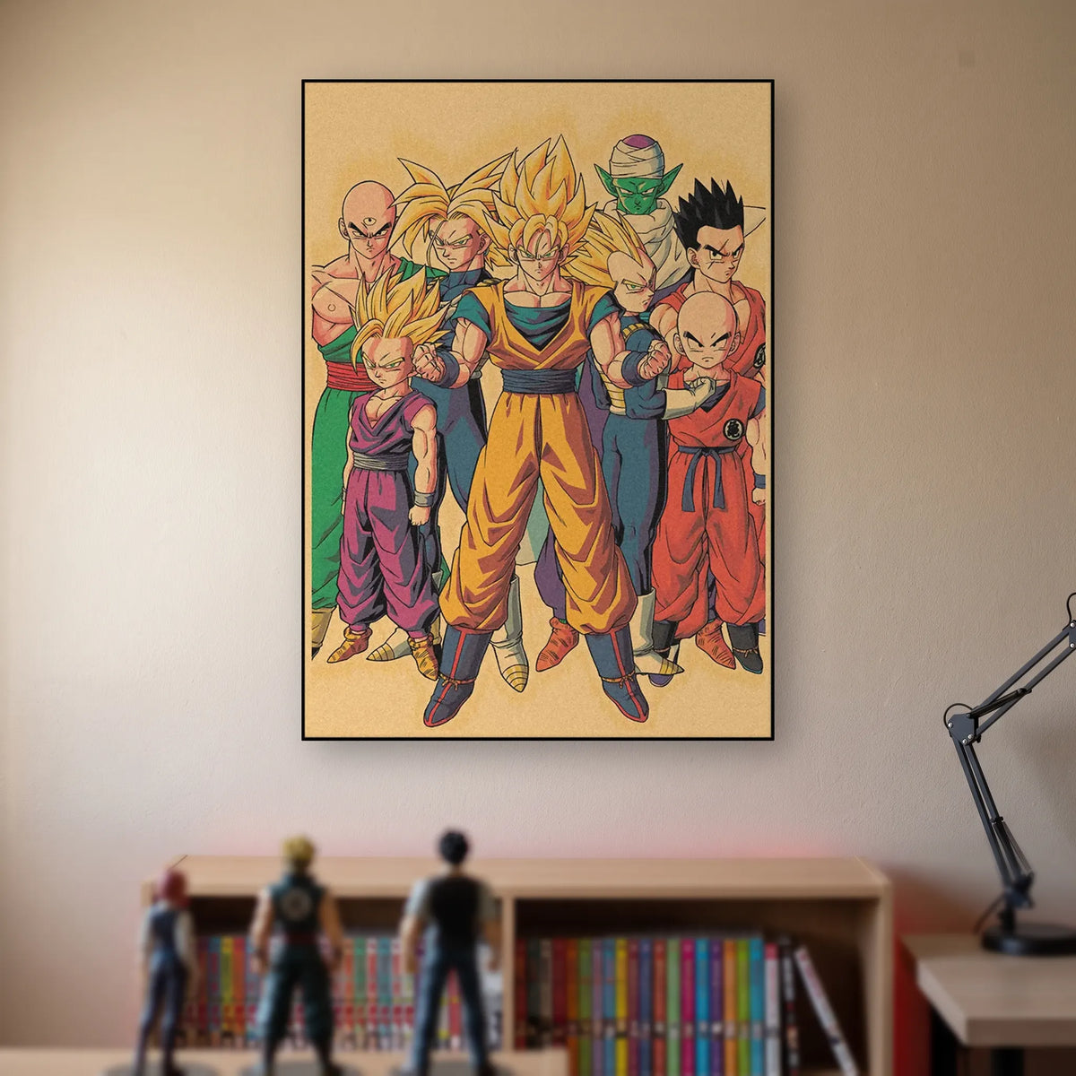 Poster Dragon Ball Les guerriers Z — alignement des guerriers Z, accroché sans cadre sur le mur beige d'une chambre, au-dessus d'une étagère de tomes de manga et de figurines