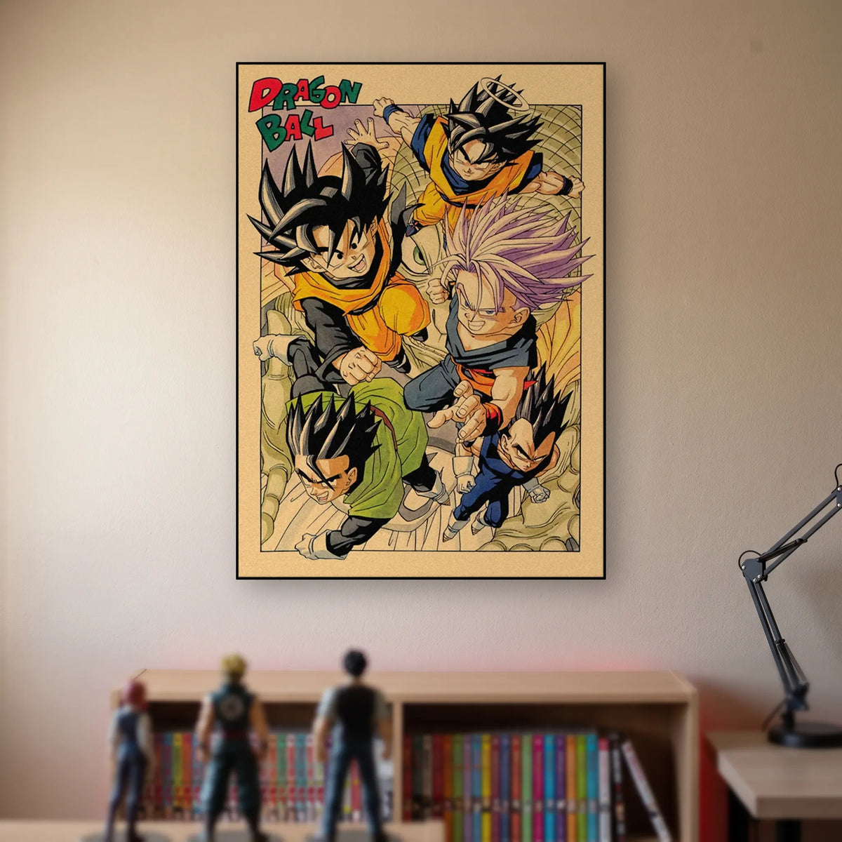 Poster Dragon Ball Goku, Gohan, Trunks, Vegeta — couverture de groupe, accroché sans cadre sur le mur beige d'une chambre, au-dessus d'une étagère de tomes de manga et de figurines