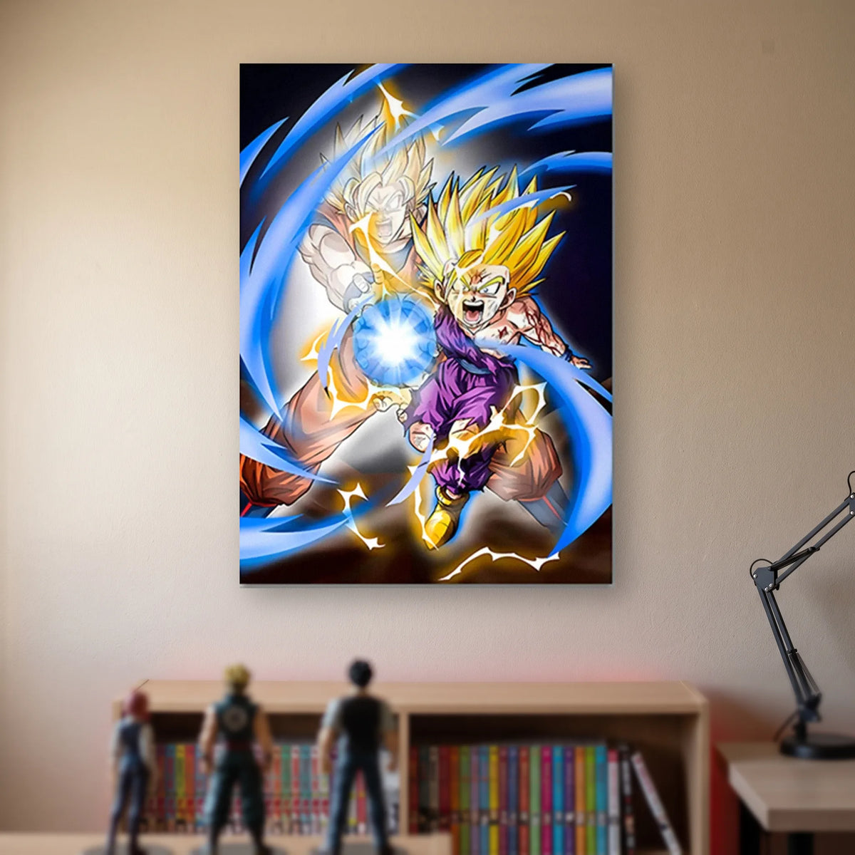 Poster Dragon Ball Son Goku, Son Gohan — Kamehameha père-fils, accroché sans cadre sur le mur beige d'une chambre, au-dessus d'une étagère de tomes de manga et de figurines