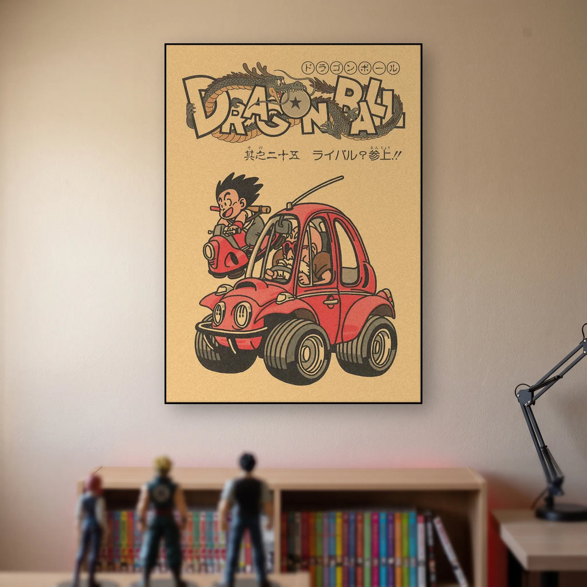 Poster Dragon Ball Goku enfant — page-titre du chapitre 25, accroché sans cadre sur le mur beige d'une chambre, au-dessus d'une étagère de tomes de manga et de figurines