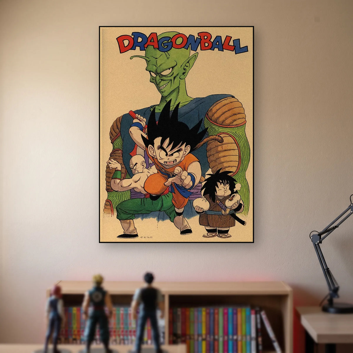 Poster Dragon Ball Piccolo, Goku, Krilin — Piccolo en surplomb, accroché sans cadre sur le mur beige d'une chambre, au-dessus d'une étagère de tomes de manga et de figurines