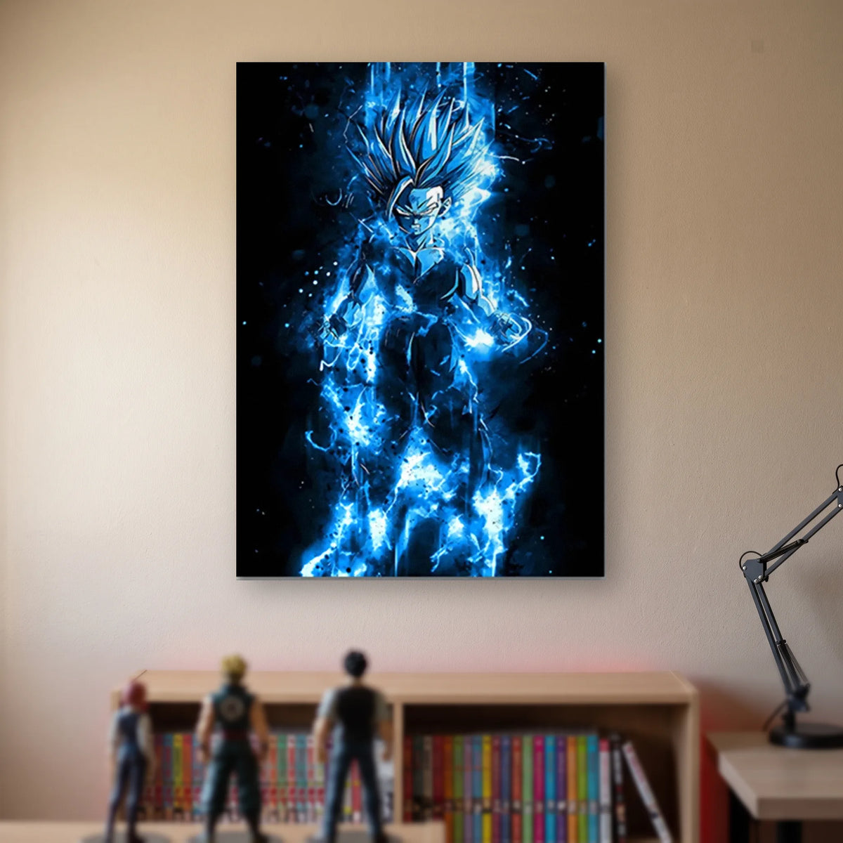 Poster Dragon Ball Un guerrier saiyan — néon bleu sur noir, accroché sans cadre sur le mur beige d'une chambre, au-dessus d'une étagère de tomes de manga et de figurines