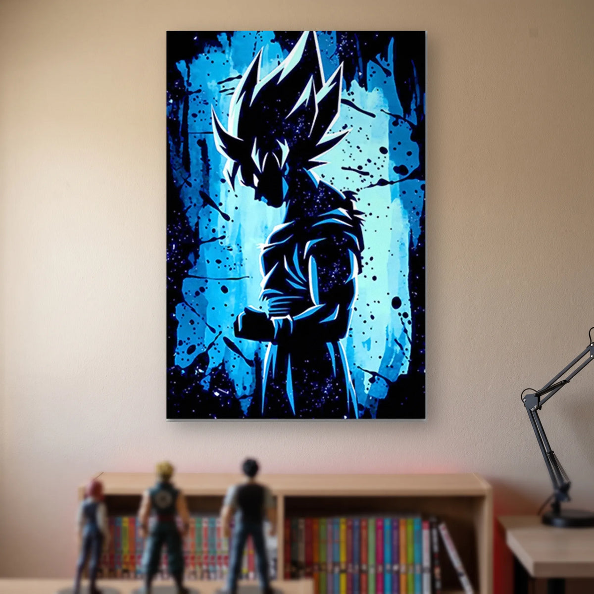 Poster Dragon Ball Son Goku — pochoir bleu, accroché sans cadre sur le mur beige d'une chambre, au-dessus d'une étagère de tomes de manga et de figurines