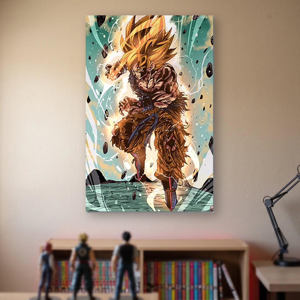 Poster Dragon Ball Son Goku — Super Saiyan 4, accroché sans cadre sur le mur beige d'une chambre, au-dessus d'une étagère de tomes de manga et de figurines