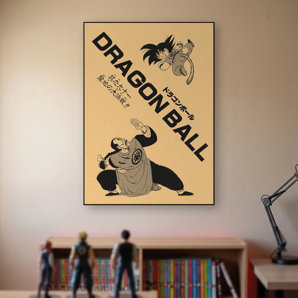 Poster Dragon Ball Tortue Géniale, Goku — titre vertical, accroché sans cadre sur le mur beige d'une chambre, au-dessus d'une étagère de tomes de manga et de figurines