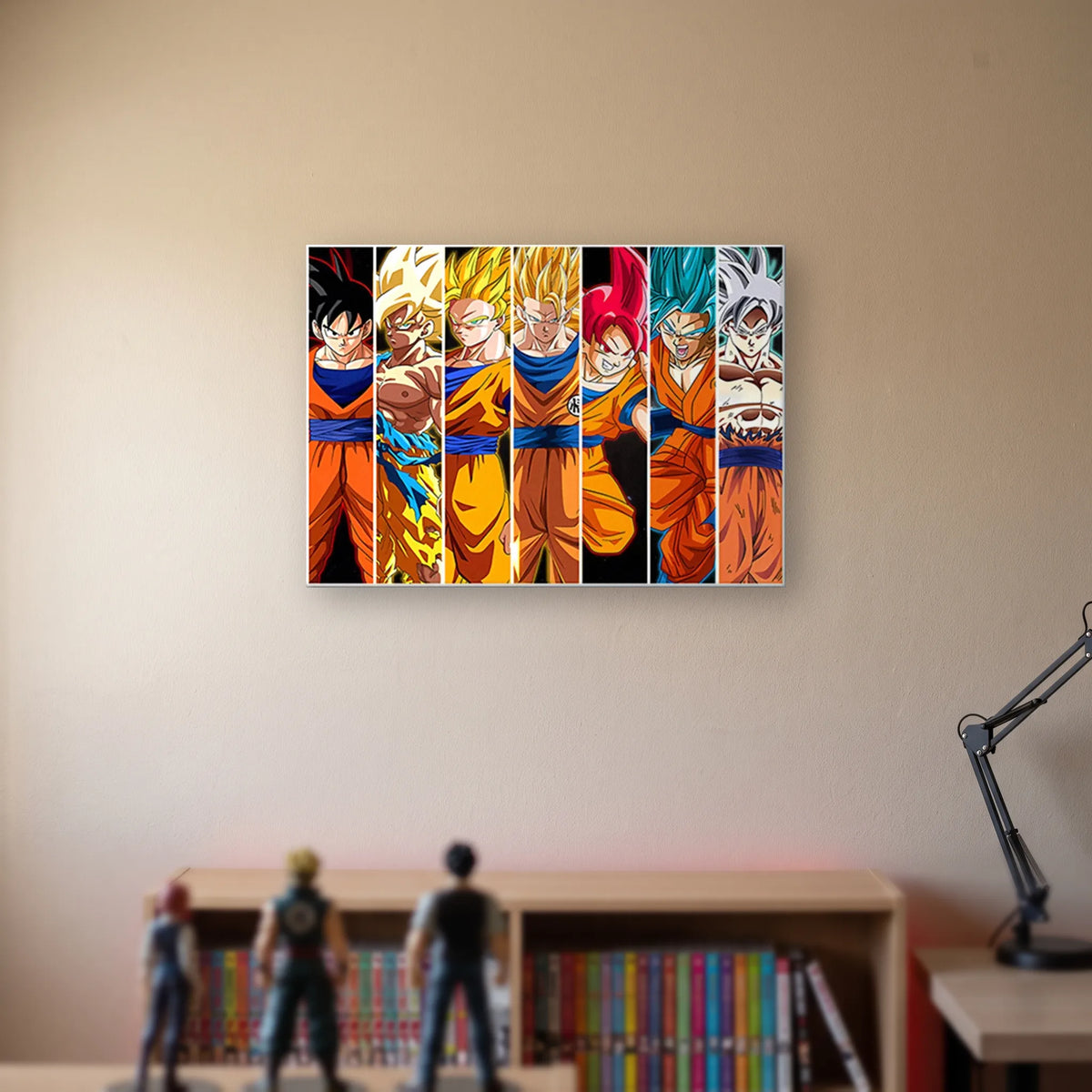 Poster Dragon Ball Son Goku — sept bandes, format paysage, accroché sans cadre sur le mur beige d'une chambre, au-dessus d'une étagère de tomes de manga et de figurines