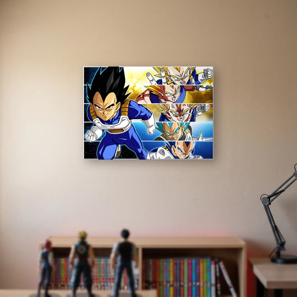 Poster Dragon Ball Vegeta — grille Vegeta, format paysage, accroché sans cadre sur le mur beige d'une chambre, au-dessus d'une étagère de tomes de manga et de figurines