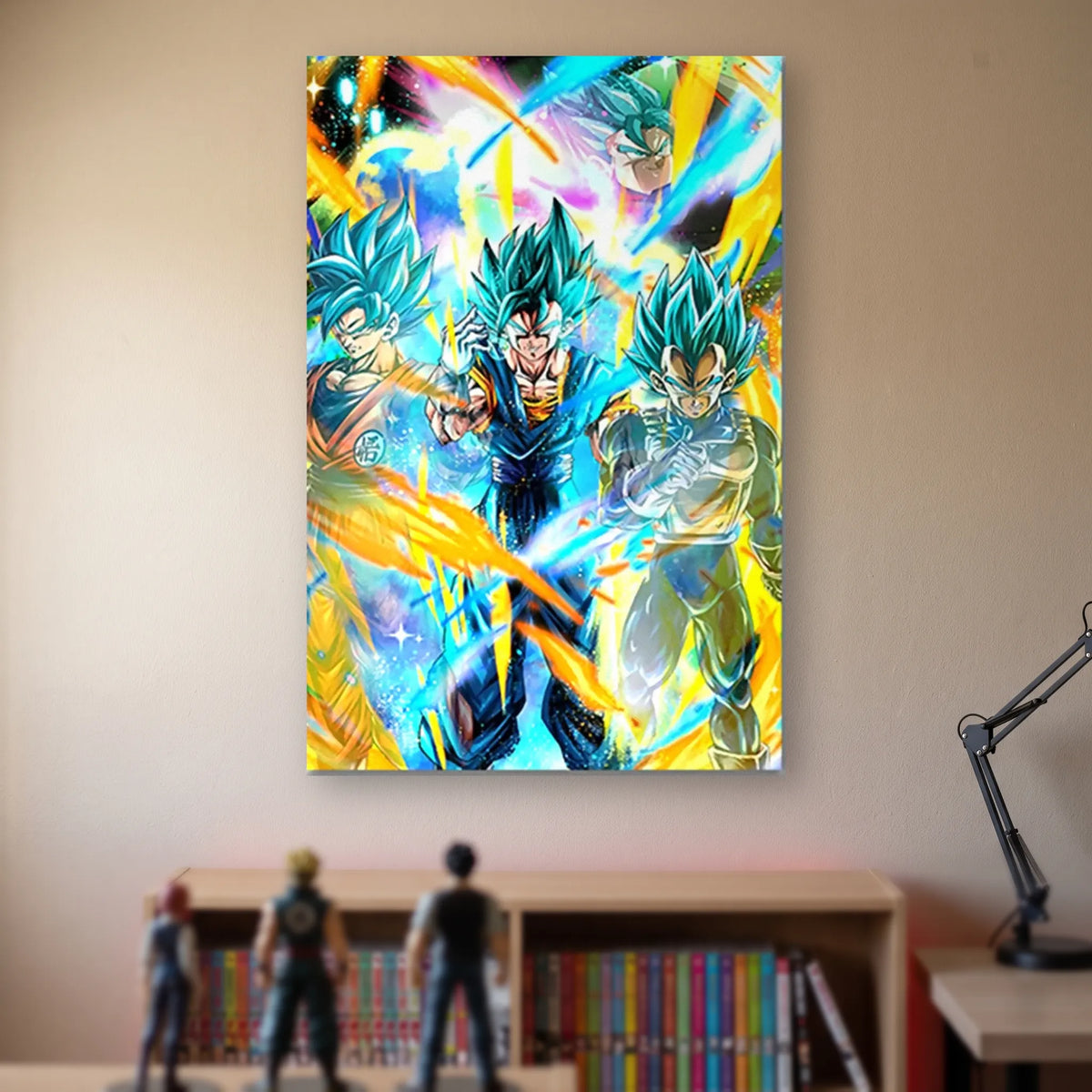 Poster Dragon Ball Vegetto, Gogeta, Vegeta — le trio Blue, accroché sans cadre sur le mur beige d'une chambre, au-dessus d'une étagère de tomes de manga et de figurines