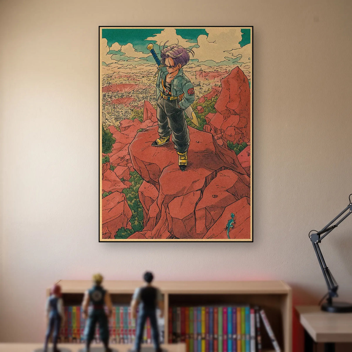 Poster Dragon Ball Trunks — sur les rochers rouges, accroché sans cadre sur le mur beige d'une chambre, au-dessus d'une étagère de tomes de manga et de figurines