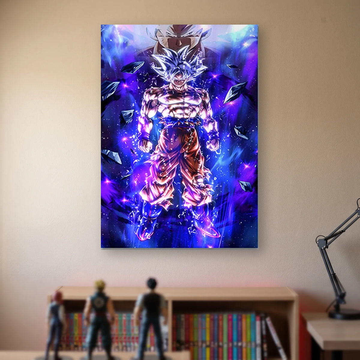 Poster Dragon Ball Son Goku — fond cosmique violet, accroché sans cadre sur le mur beige d'une chambre, au-dessus d'une étagère de tomes de manga et de figurines
