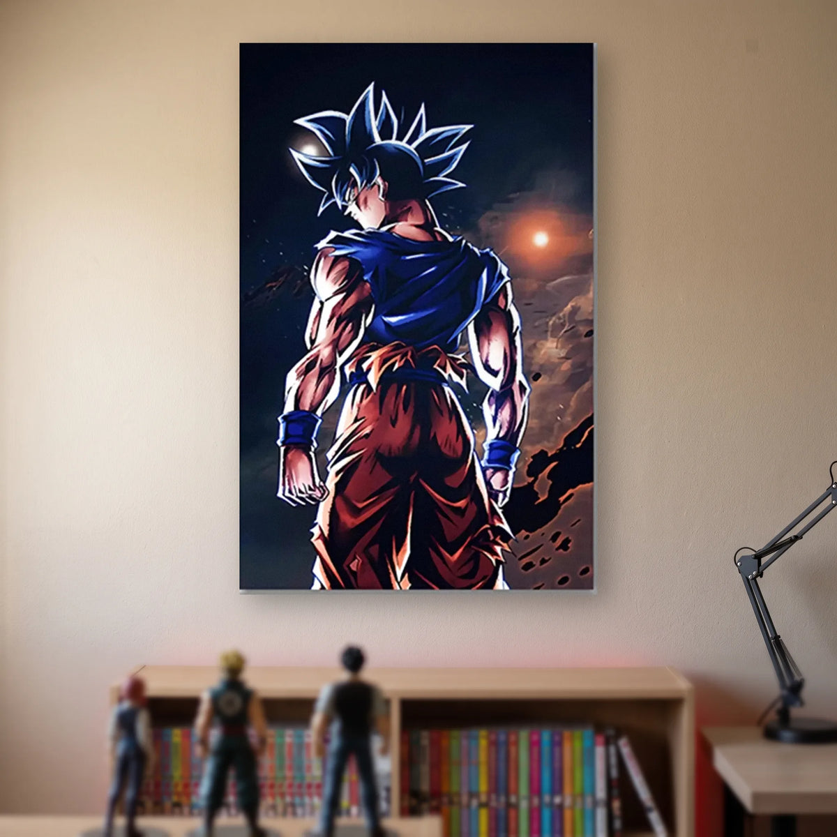 Poster Dragon Ball Son Goku — de dos, ciel sombre, accroché sans cadre sur le mur beige d'une chambre, au-dessus d'une étagère de tomes de manga et de figurines