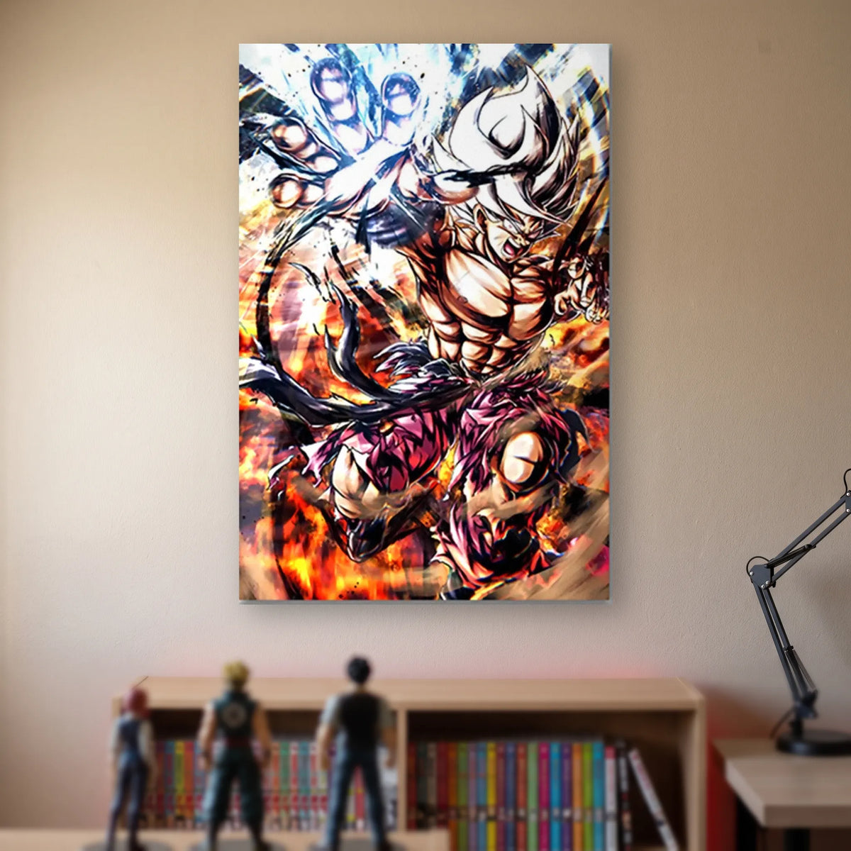 Poster Dragon Ball Son Goku — encre et flammes, accroché sans cadre sur le mur beige d'une chambre, au-dessus d'une étagère de tomes de manga et de figurines