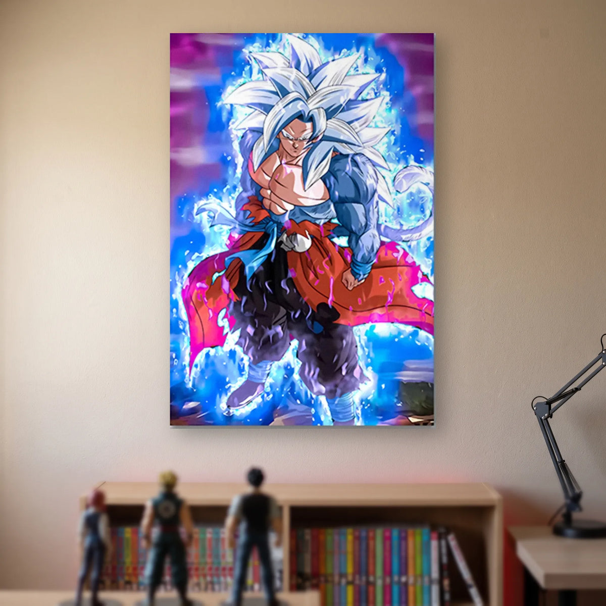 Poster Dragon Ball Son Goku — Ultra Instinct maîtrisé, accroché sans cadre sur le mur beige d'une chambre, au-dessus d'une étagère de tomes de manga et de figurines