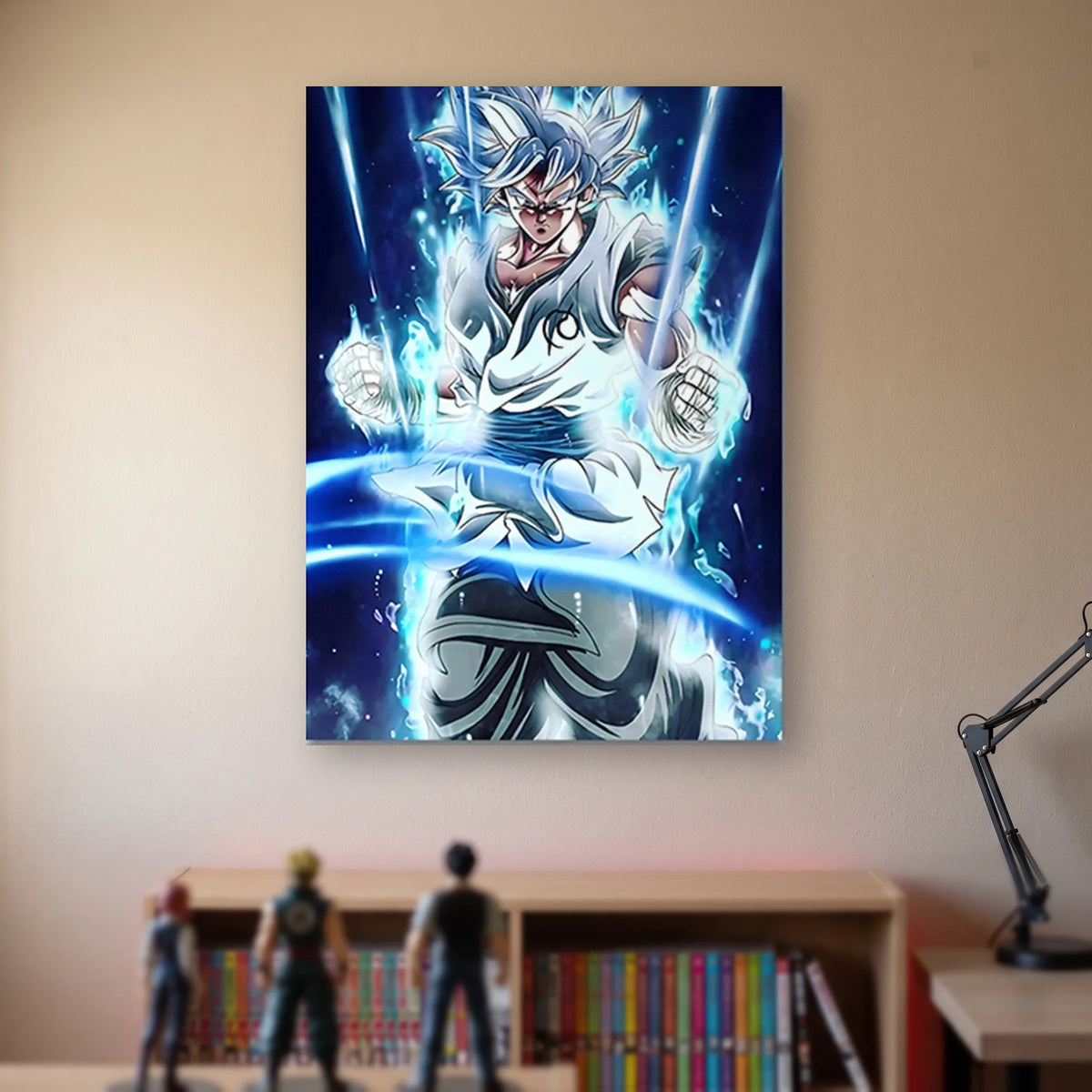 Poster Dragon Ball Son Goku — poings serrés, kimono blanc, accroché sans cadre sur le mur beige d'une chambre, au-dessus d'une étagère de tomes de manga et de figurines