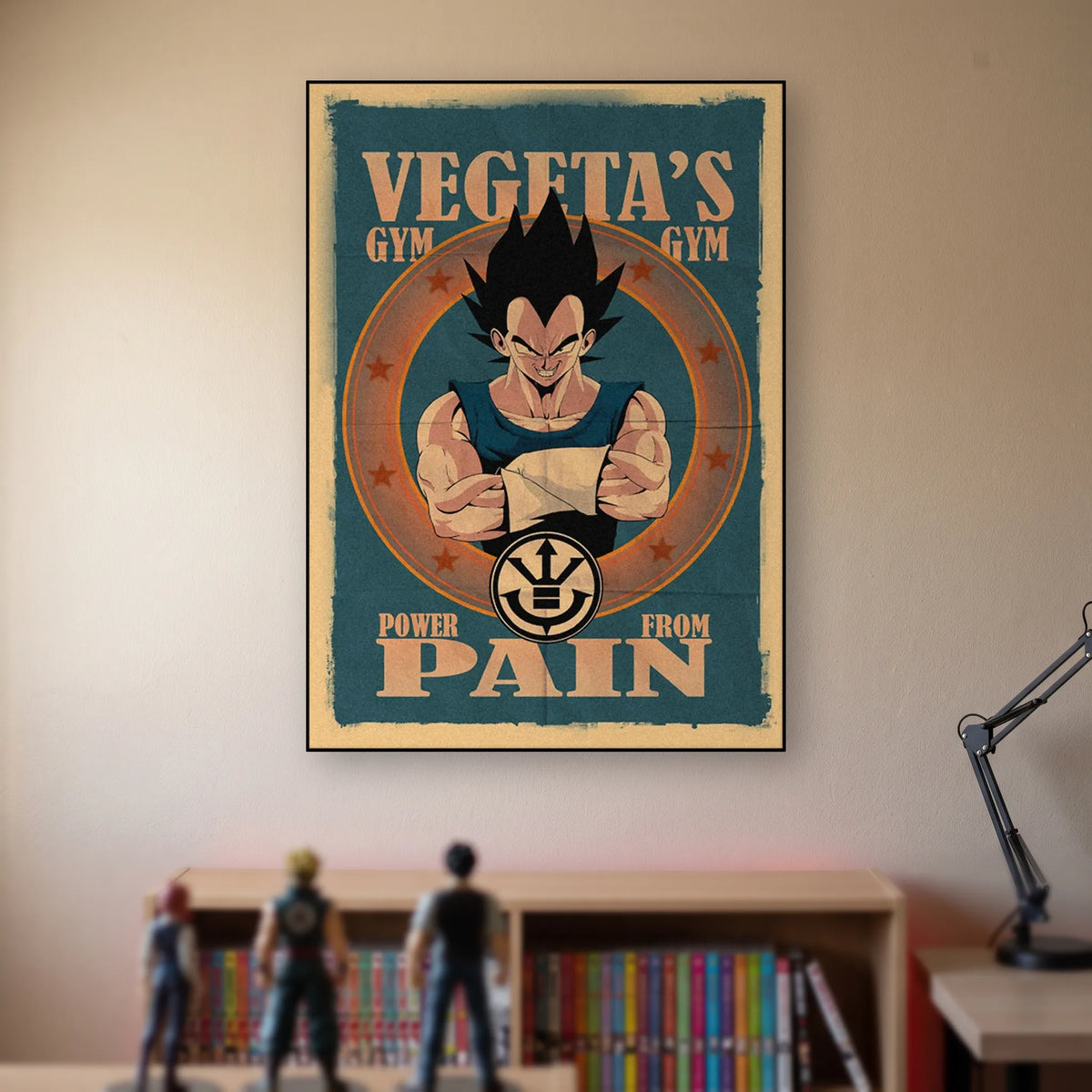 Poster Dragon Ball Vegeta — affiche de salle de sport, accroché sans cadre sur le mur beige d'une chambre, au-dessus d'une étagère de tomes de manga et de figurines