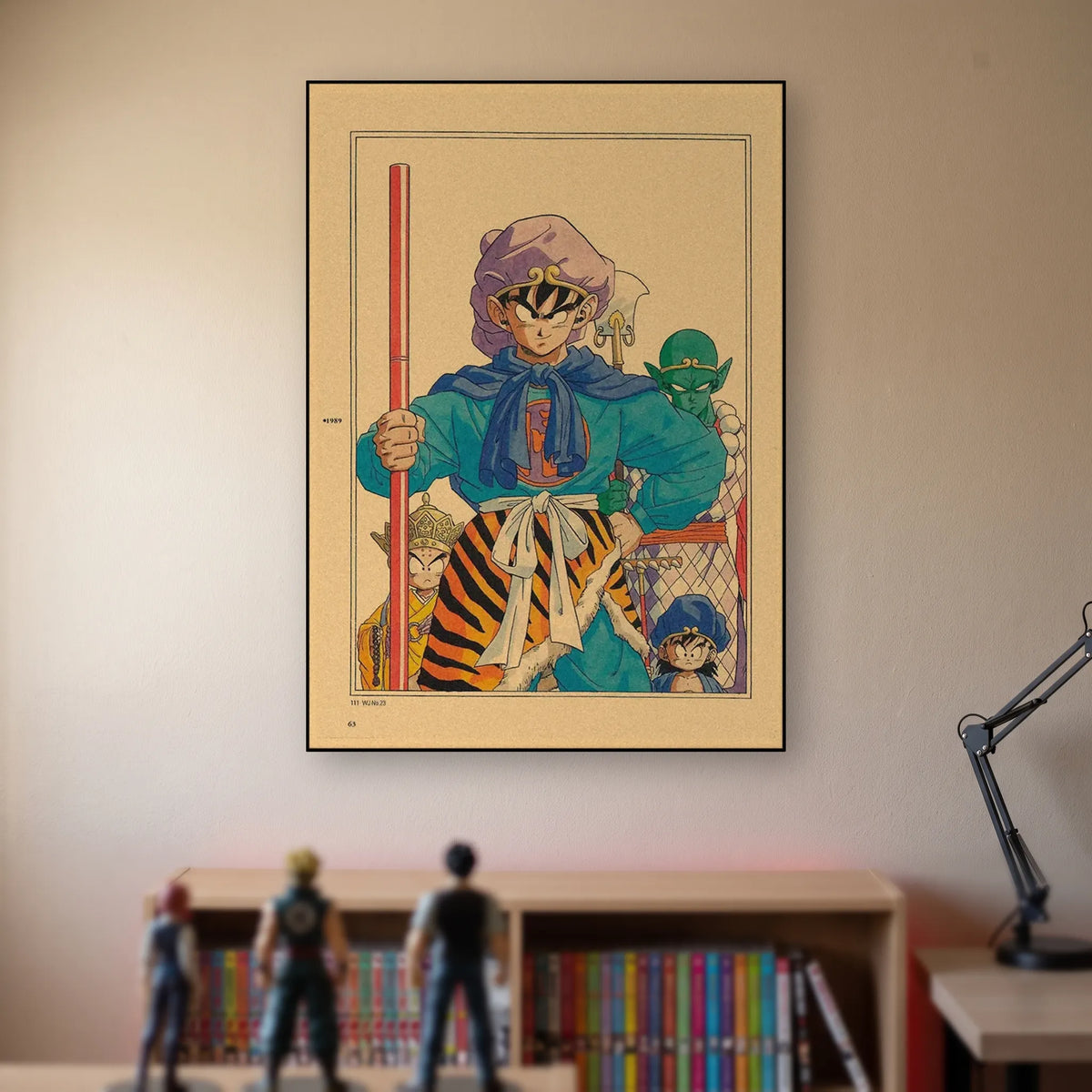 Poster Dragon Ball Goku, Piccolo — costumes du Voyage vers l'Ouest, accroché sans cadre sur le mur beige d'une chambre, au-dessus d'une étagère de tomes de manga et de figurines
