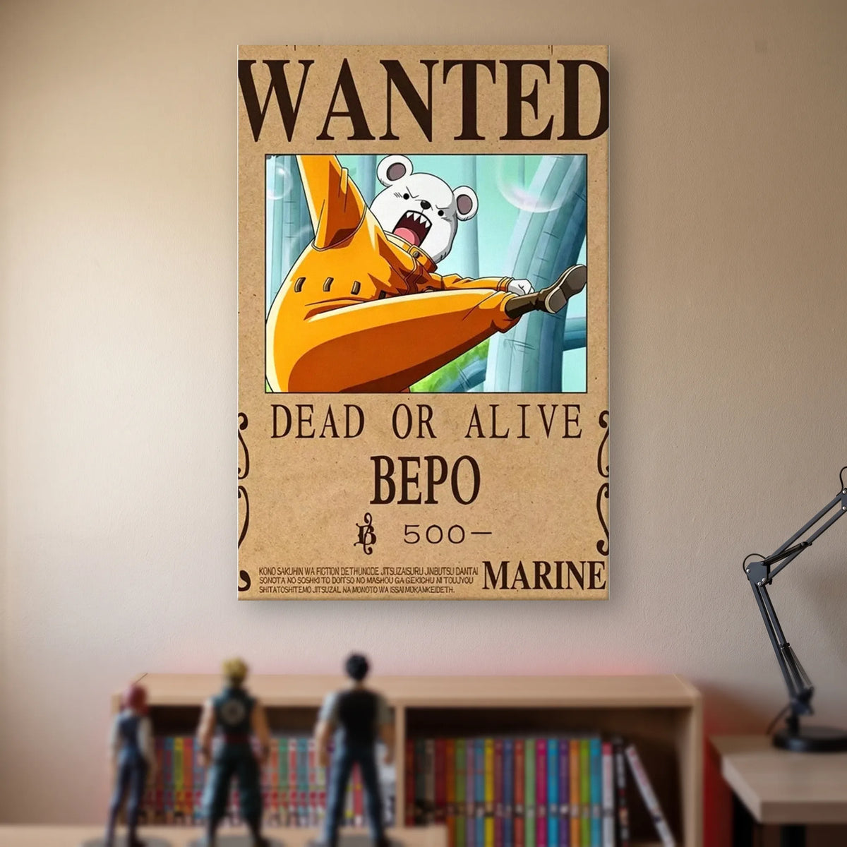 Affiche One Piece WANTED de Bepo, prime de 500 berrys, accrochée sans cadre sur le mur beige d'une chambre, au-dessus d'une étagère de tomes de manga et de figurines