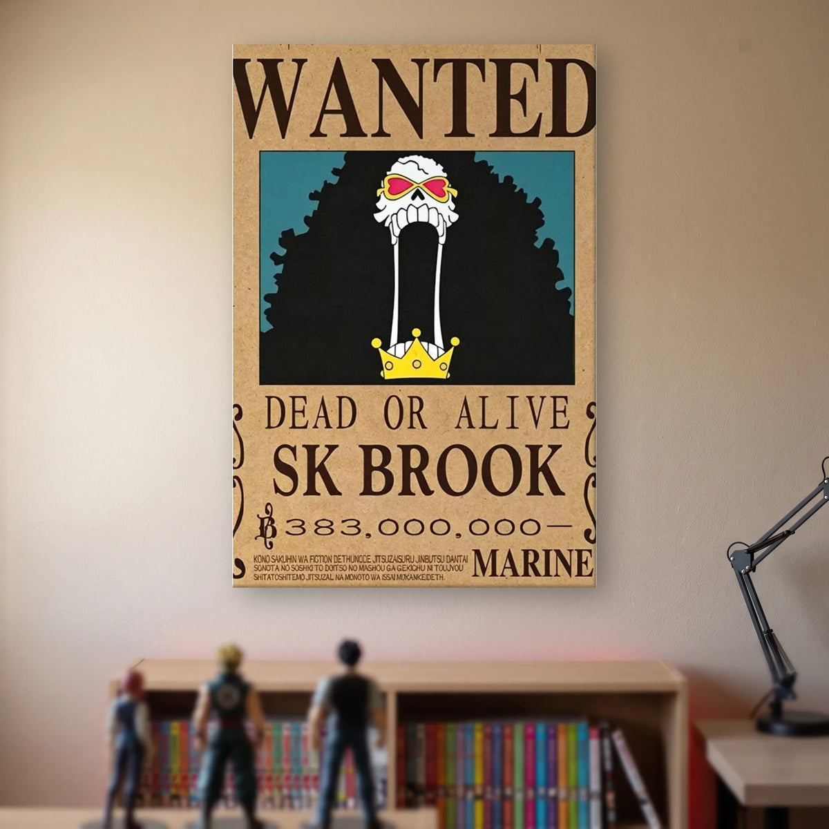 Affiche One Piece WANTED de Brook, prime de 383 000 000 berrys, accrochée sans cadre sur le mur beige d'une chambre, au-dessus d'une étagère de tomes de manga et de figurines