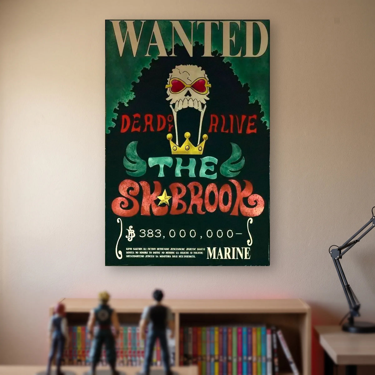 Affiche One Piece WANTED de Brook, prime de 383 000 000 berrys, accrochée sans cadre sur le mur beige d'une chambre, au-dessus d'une étagère de tomes de manga et de figurines