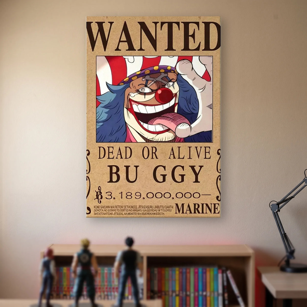 Affiche One Piece WANTED de Buggy, prime de 3 189 000 000 berrys, accrochée sans cadre sur le mur beige d'une chambre, au-dessus d'une étagère de tomes de manga et de figurines