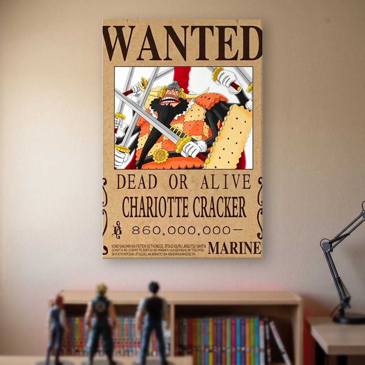 Affiche One Piece WANTED de Charlotte Cracker, prime de 860 000 000 berrys, accrochée sans cadre sur le mur beige d'une chambre, au-dessus d'une étagère de tomes de manga et de figurines