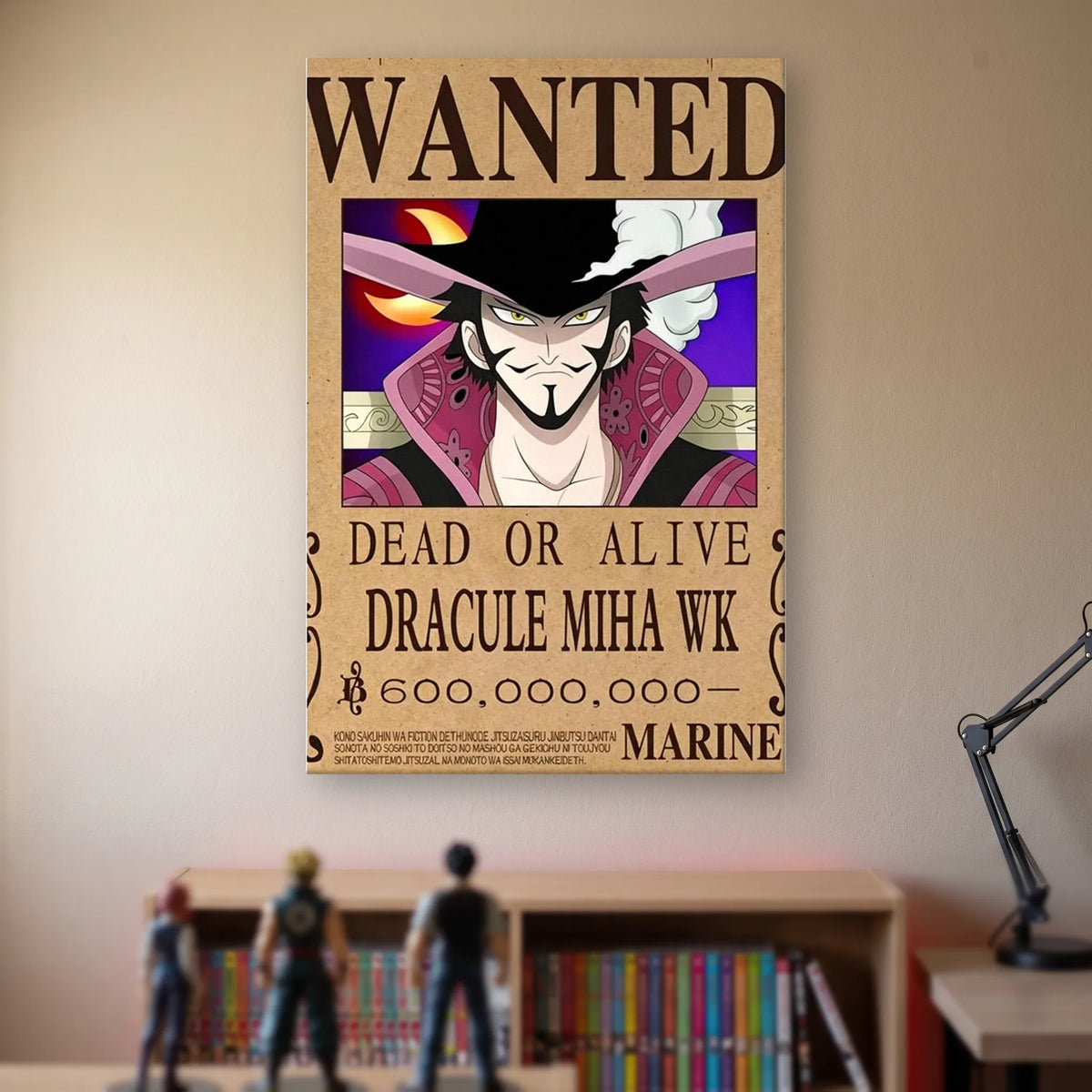 Affiche One Piece WANTED de Dracule Mihawk, prime de 600 000 000 berrys, accrochée sans cadre sur le mur beige d'une chambre, au-dessus d'une étagère de tomes de manga et de figurines