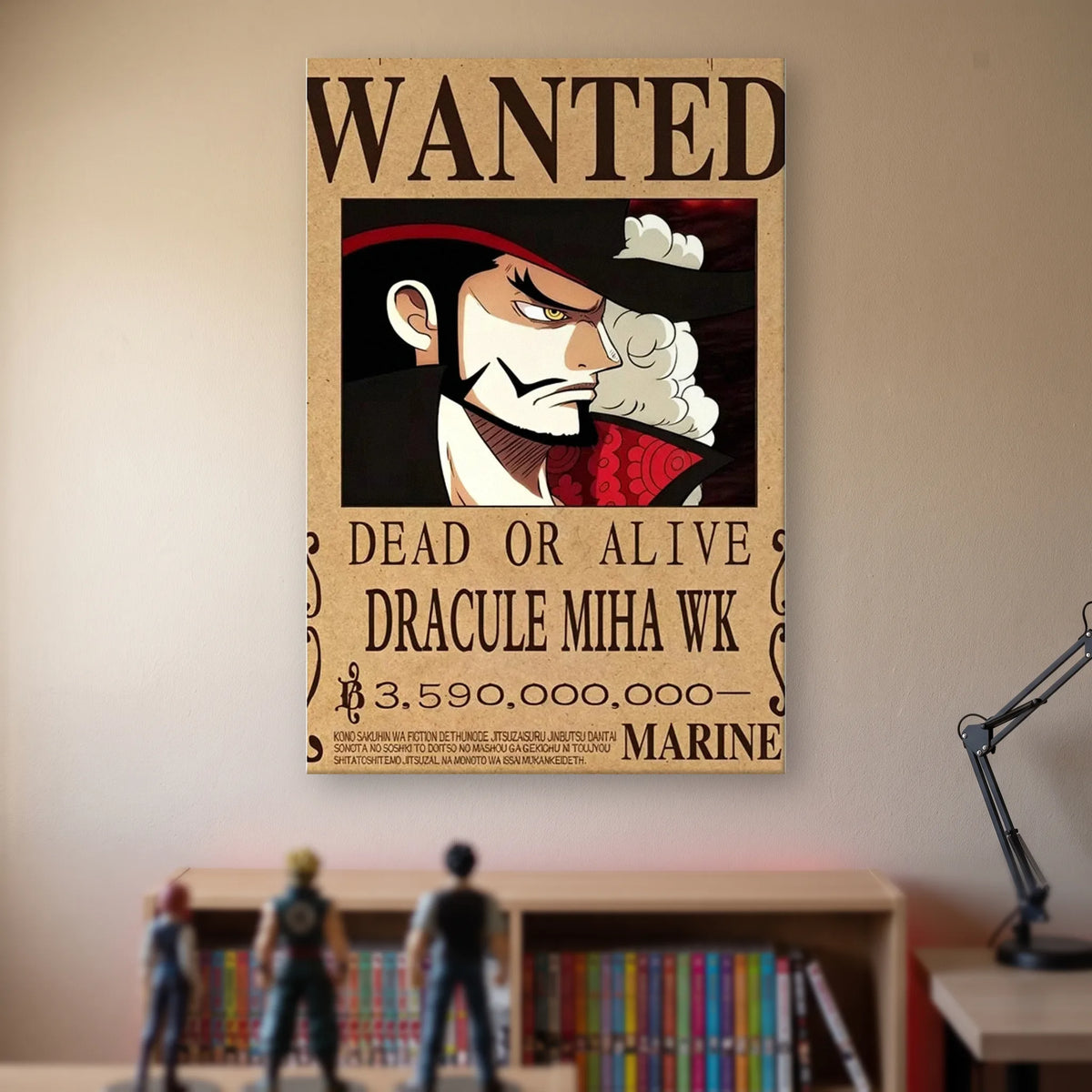 Affiche One Piece WANTED de Dracule Mihawk, prime de 3 590 000 000 berrys, accrochée sans cadre sur le mur beige d'une chambre, au-dessus d'une étagère de tomes de manga et de figurines