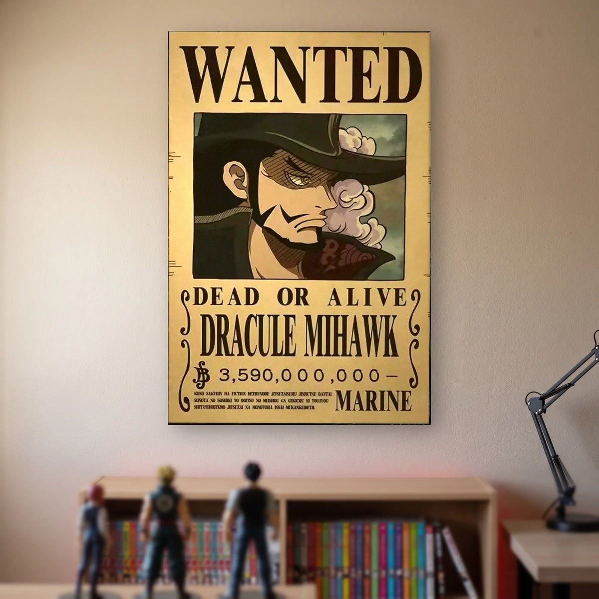 Affiche One Piece WANTED de Dracule Mihawk, prime de 3 590 000 000 berrys, accrochée sans cadre sur le mur beige d'une chambre, au-dessus d'une étagère de tomes de manga et de figurines