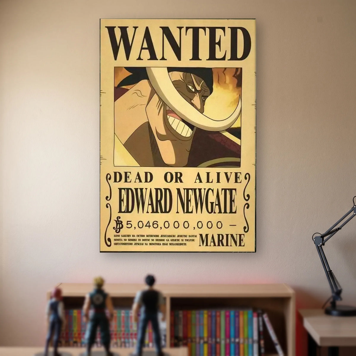 Affiche One Piece WANTED de Edward Newgate, prime de 5 046 000 000 berrys, accrochée sans cadre sur le mur beige d'une chambre, au-dessus d'une étagère de tomes de manga et de figurines